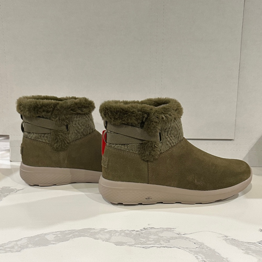 NWT Skechers On The Go Cozy Vibe Women's Fur-Lined Ankle Boots - Olive